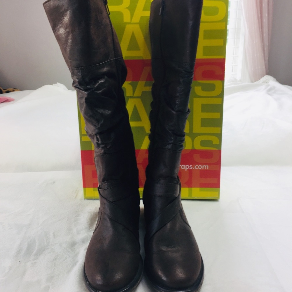 17 in. Bare traps dark brown boots. Size: 8.5